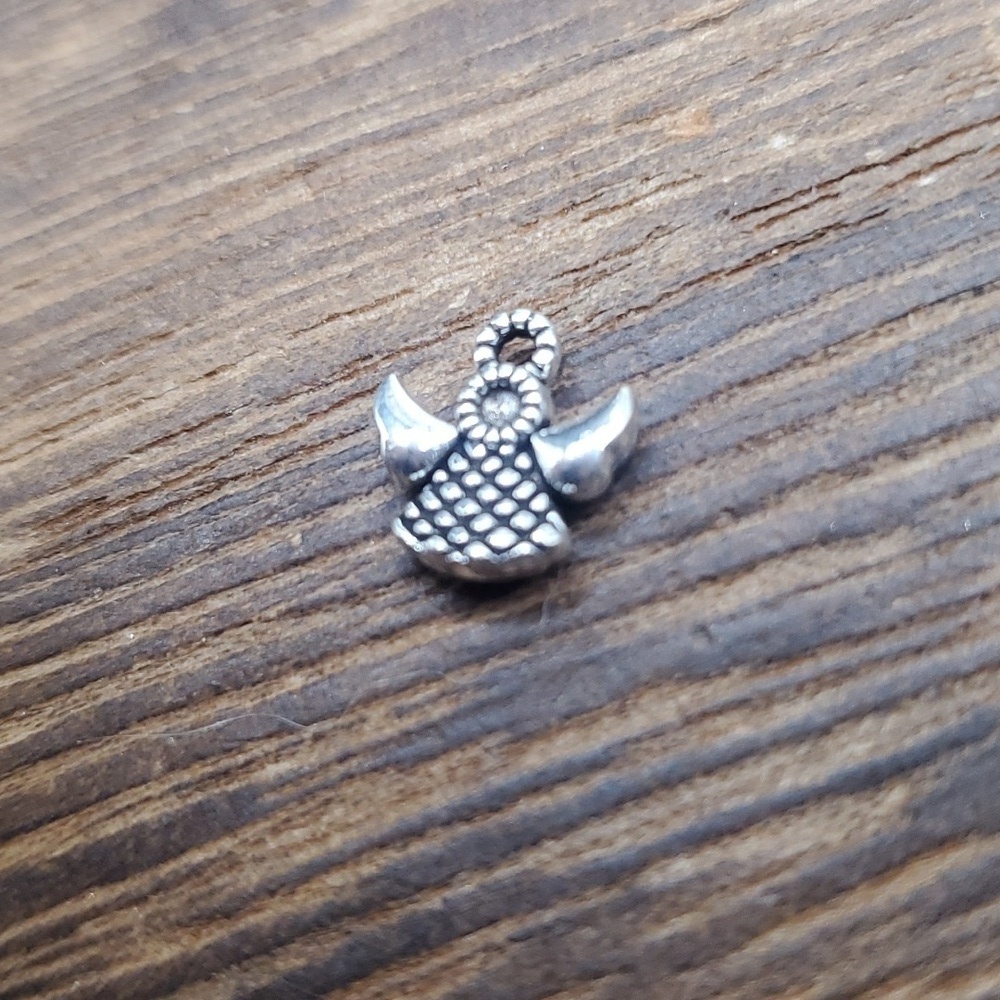 P136 delicate‎ angel charm